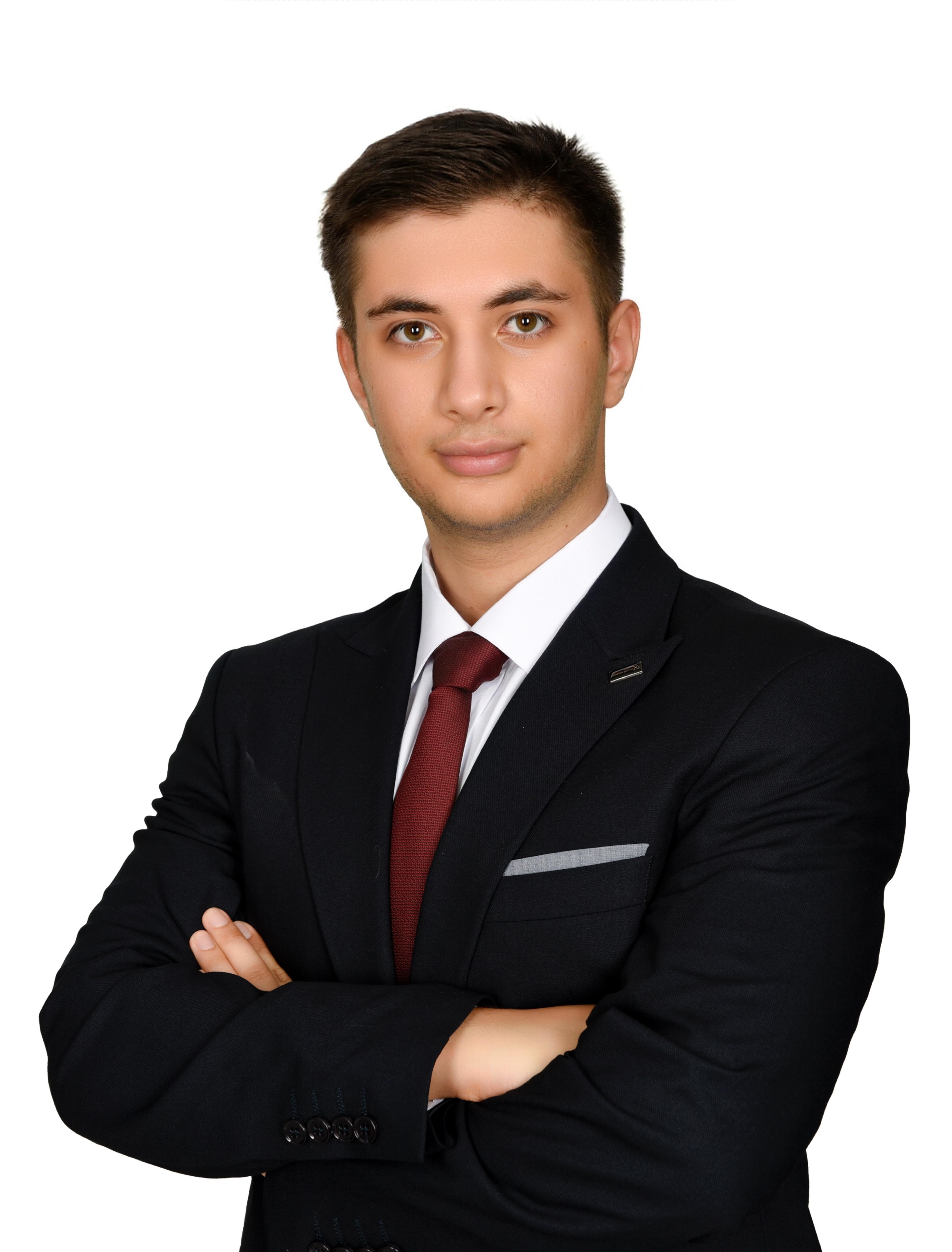 Siyah takım elbiseli Metehan Doğan portresi